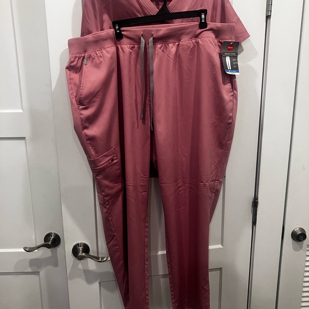Pink Scrub Set with Pockets - Picture 6 of 9